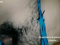 成熟的妈妈Claudia D在热门视频中展示她的毛茸茸的阴部