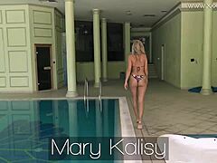 俄罗斯美女Mary Kalisy沉迷于感性的自我愉悦