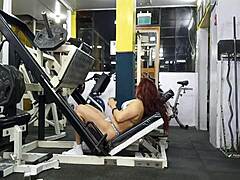 肌肉发达的熟女女神在热的视频中训练她的部