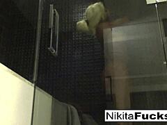俄罗斯熟女尼基塔··詹姆斯 (Nikita Von James) 在淋浴时挑逗