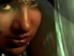 丰满的印度熟女在软核视频中在舞场上变得皮