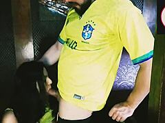 利奥·科尔 (Leo Kol) 和一个迷人的黑发女郎在妓院里看巴西比赛,同时享受热气的乐趣