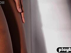 观看这位穿着火内衣的可爱黑米尔夫脱衣秀,在Playboy3 com 上耀她完美的股
