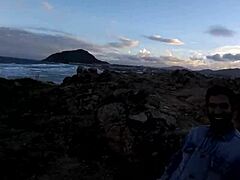 一个年轻女孩在海边的岩石上口交的激起视频