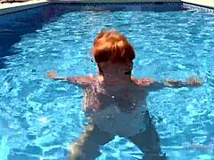 丰满的成熟红发梅兰妮喜欢和阿在比基尼里游泳